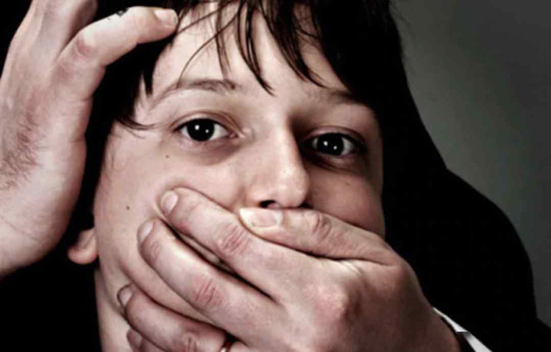 校车司机猥亵女生被抓,男子因隔空猥亵多名女童获刑