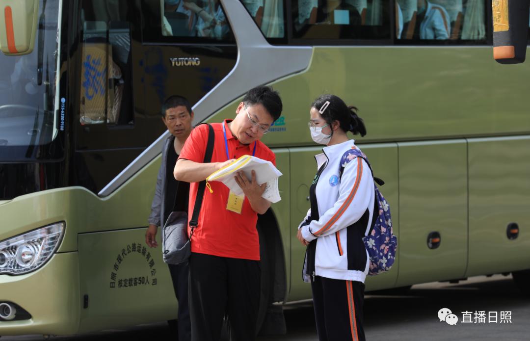 直击2023高考现场暖人瞬间,直击2023高考场外实拍视频