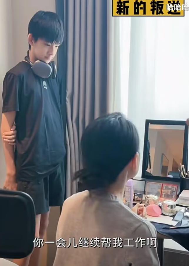 董洁晒儿子参加戏剧演出,董洁和儿子顶顶现身机场