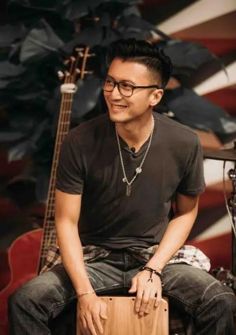 谢霆锋为什么如此喜欢王菲,谢霆锋为何喜欢王菲这么多年