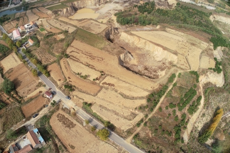 求财心切，村支书向非法采砂者“出让”农田