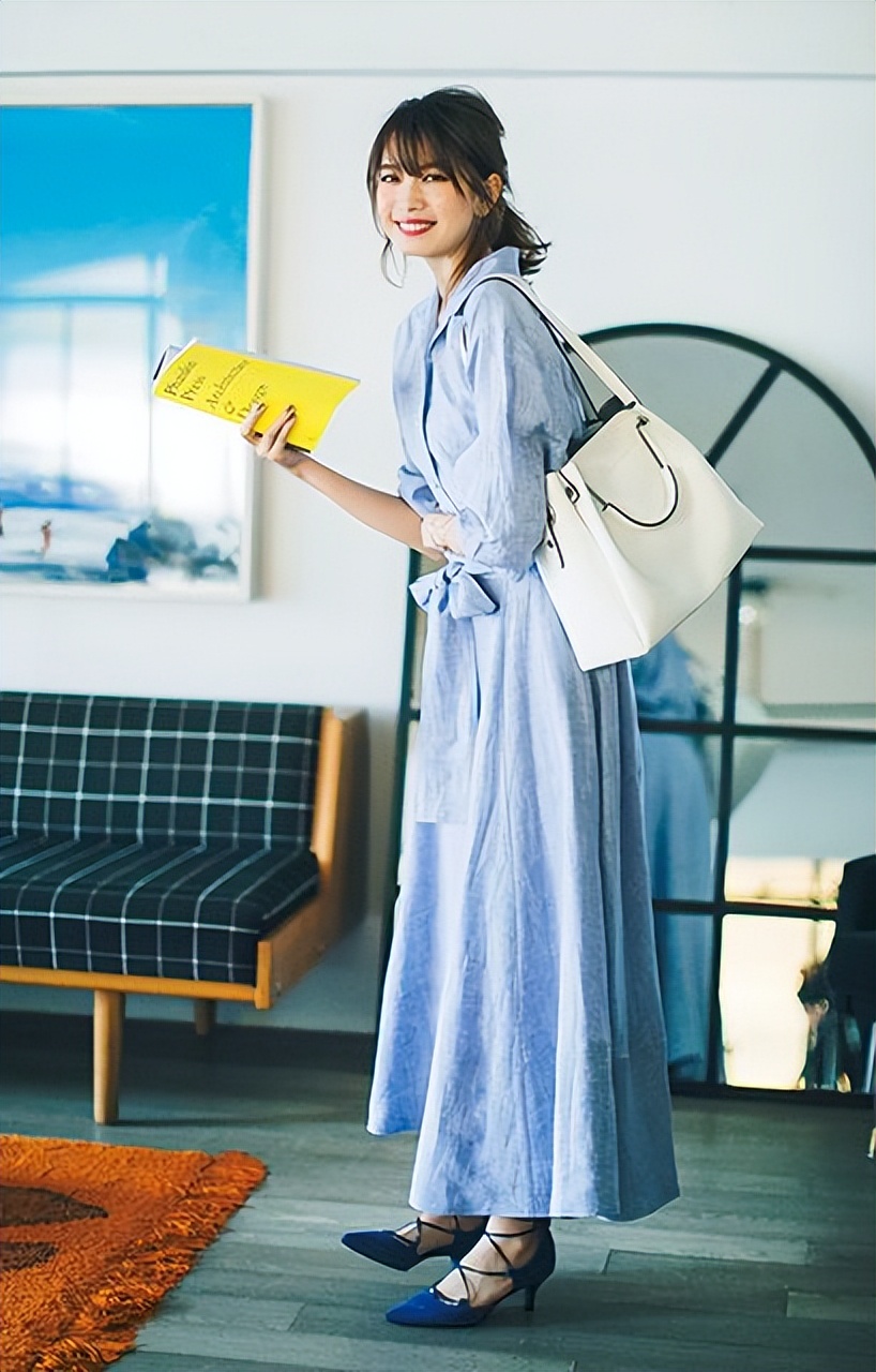 夏天穿蓝色系穿搭,别穿一身黑了试试浅色系穿搭