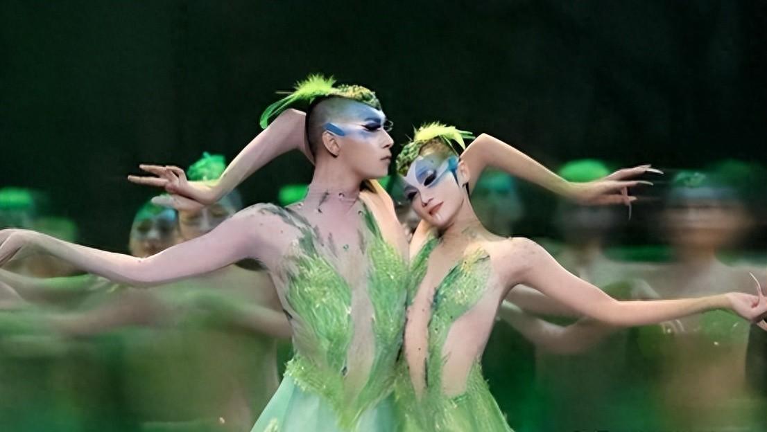 “无法无天”的摸胸文化：女性权益岌岌可危？