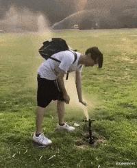 女生上学和出去玩的区别,女生在上课穿校服