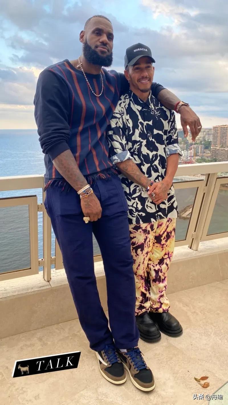 NBA晚报：詹姆斯与车王合照，獭兔给科比发短信，热巴怒撕球衣