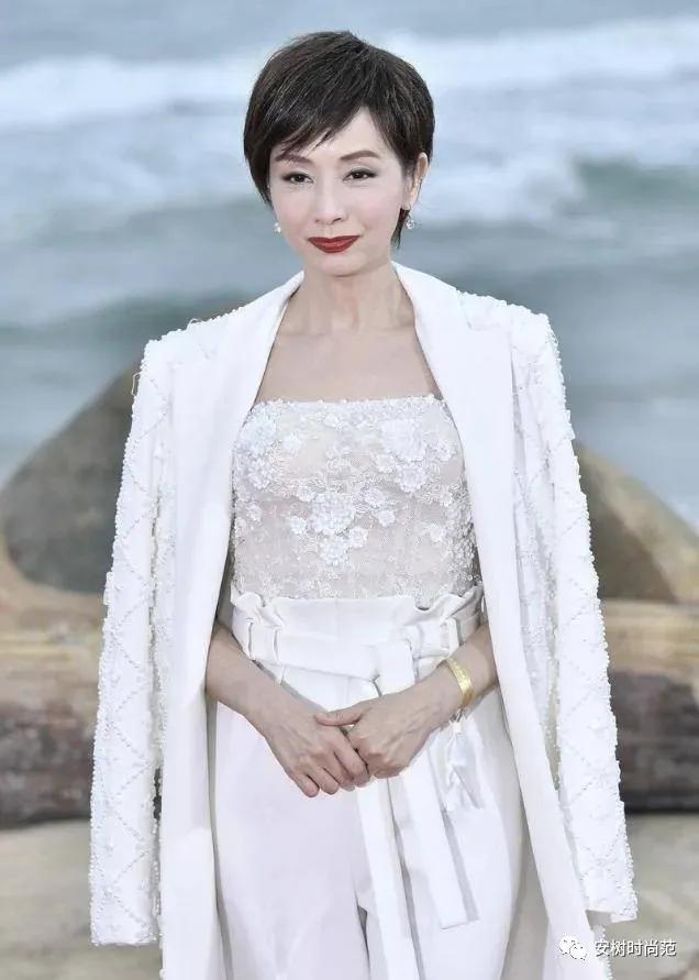 张国荣旧爱优雅老去真迷人！64岁毛舜筠风韵犹存，穿银色西装气质