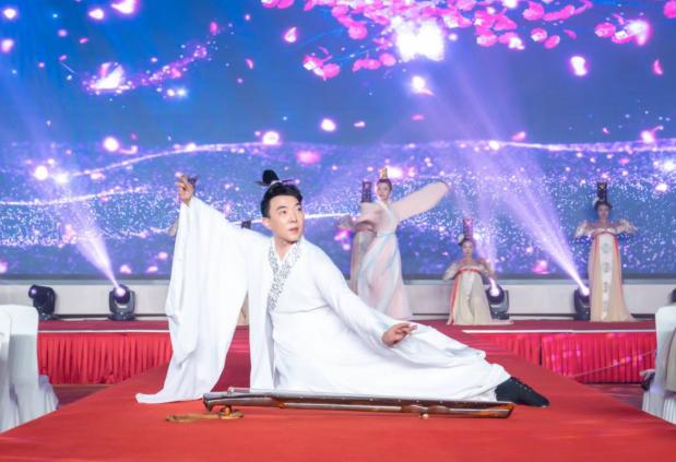 越爱越精彩一起向未来,越爱越精彩演唱