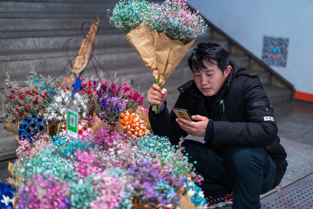 “违背消费者权益：热门景点小贩强卖高价花束，如何制止？”