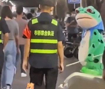 16岁卖青蛙,创业摆摊卖青蛙