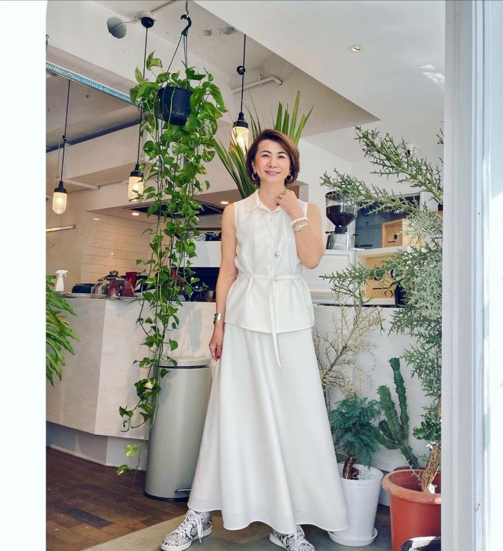 日系慵懒中性短发搭配衣服,女装高级感穿搭30岁小众短发