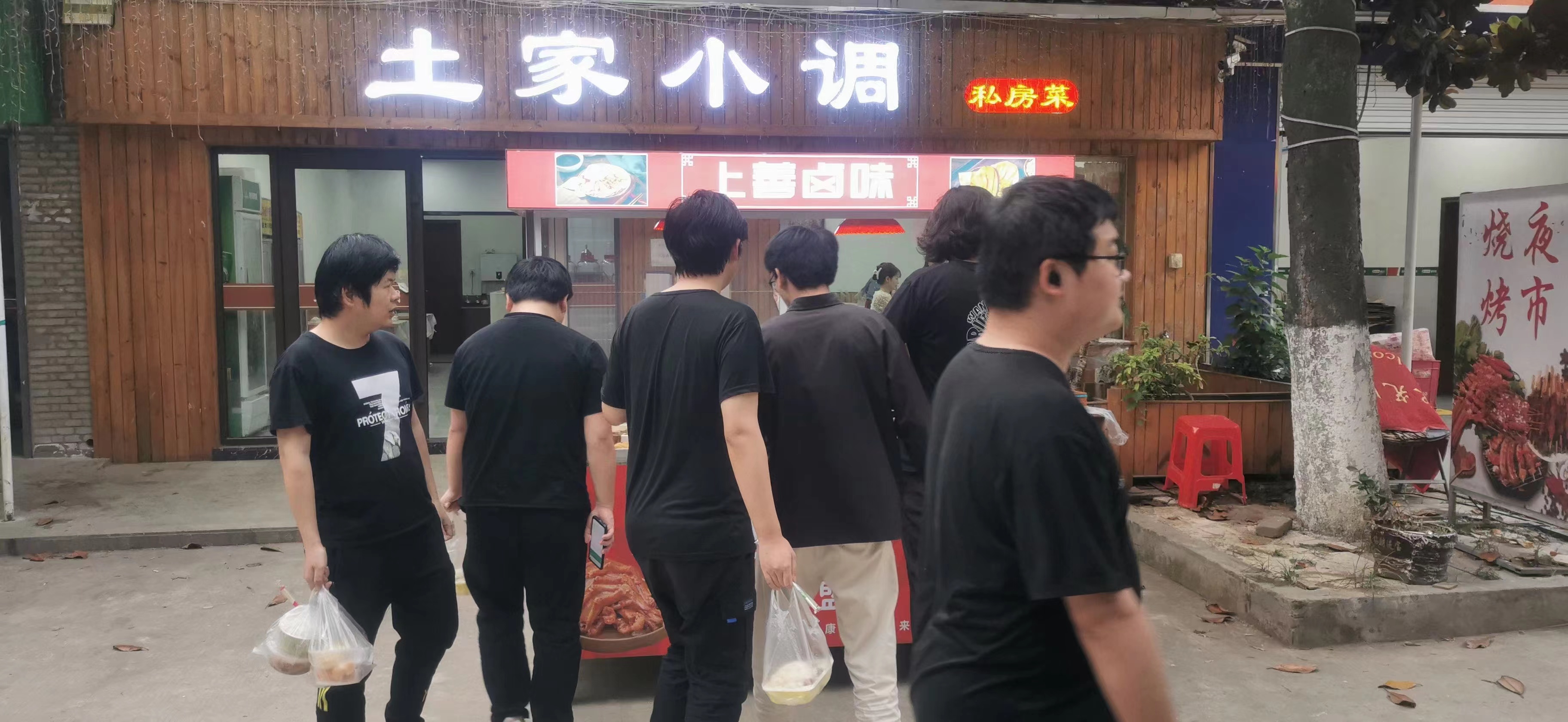 想开卤味店要怎么做才好,开卤味店卤味都要在店里做吗