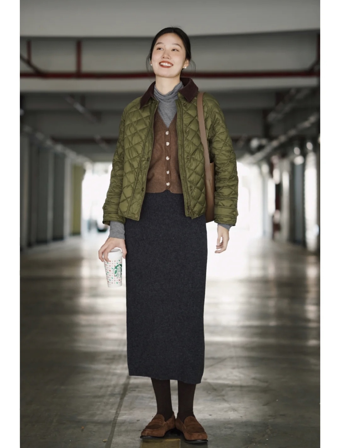 中款羽绒服配裤子好还是裙子好,羽绒服配裙子怎么搭配好看
