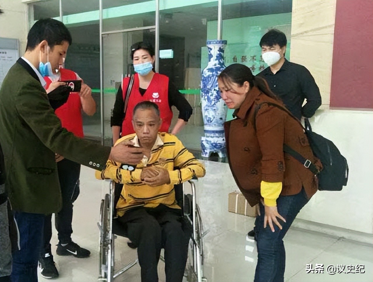 没钱交学费不发毕业证，医科大学生流浪16年患重病，母亲精神失常