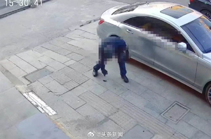 奔驰车钥匙寻找失主,捡到小车钥匙男子报警寻车主