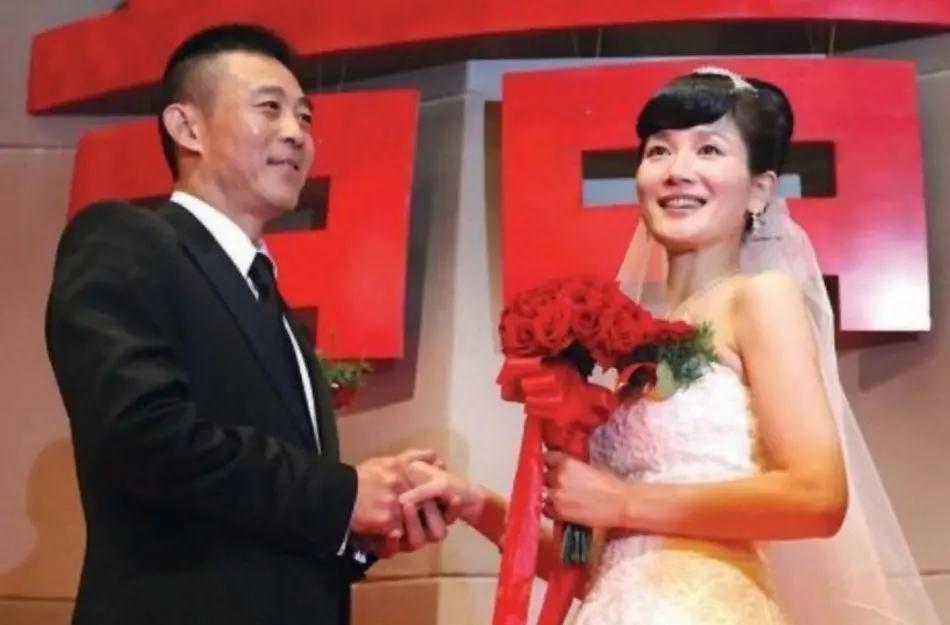 侯勇携三婚老婆在超市吃快餐!女方素颜白皙紧致,背17万包显阔气