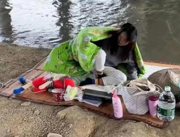 女大学生住桥底,寒风彻骨仍不忘学习,一些小细节却“出卖”了她