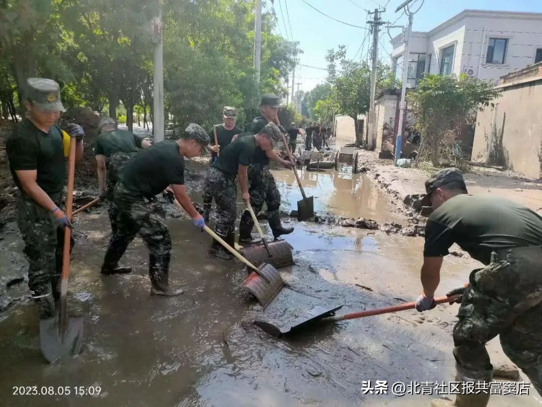 武警官兵协助清理淤泥50余吨,清淤抢险工作