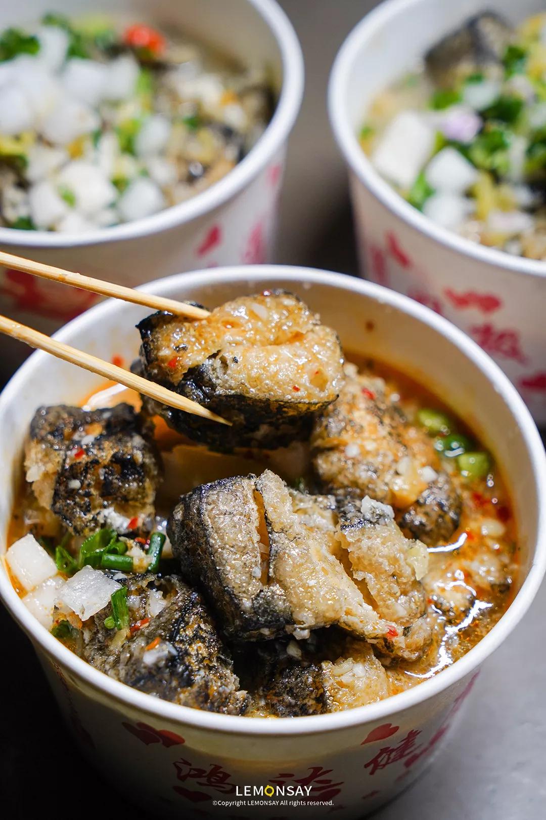 “股东们，那个男人又摆摊了！”