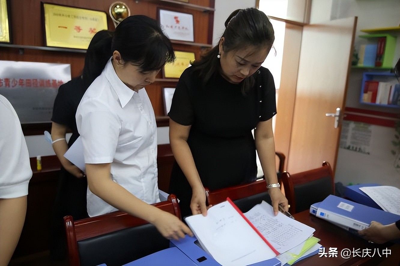 石油普教中心主任王玉春莅临长庆八中指导省级艺术示范校申报工作