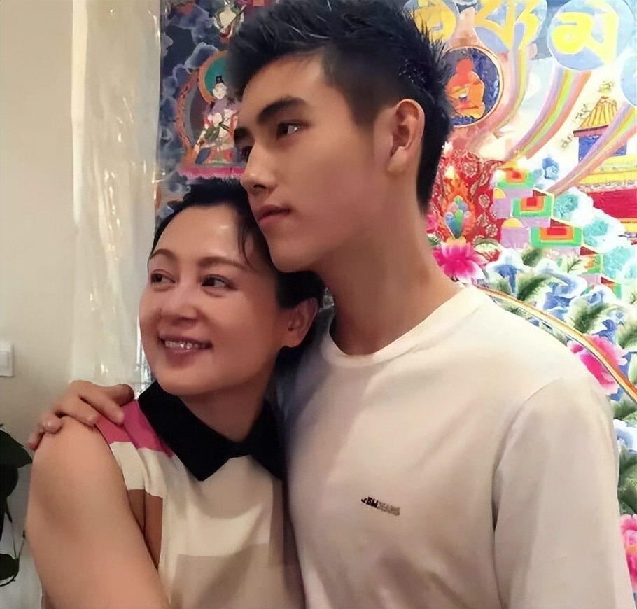 蔡徐坤及母亲迟迟没回应怀孕传闻，能否学陈飞宇陈红想出对策渡劫