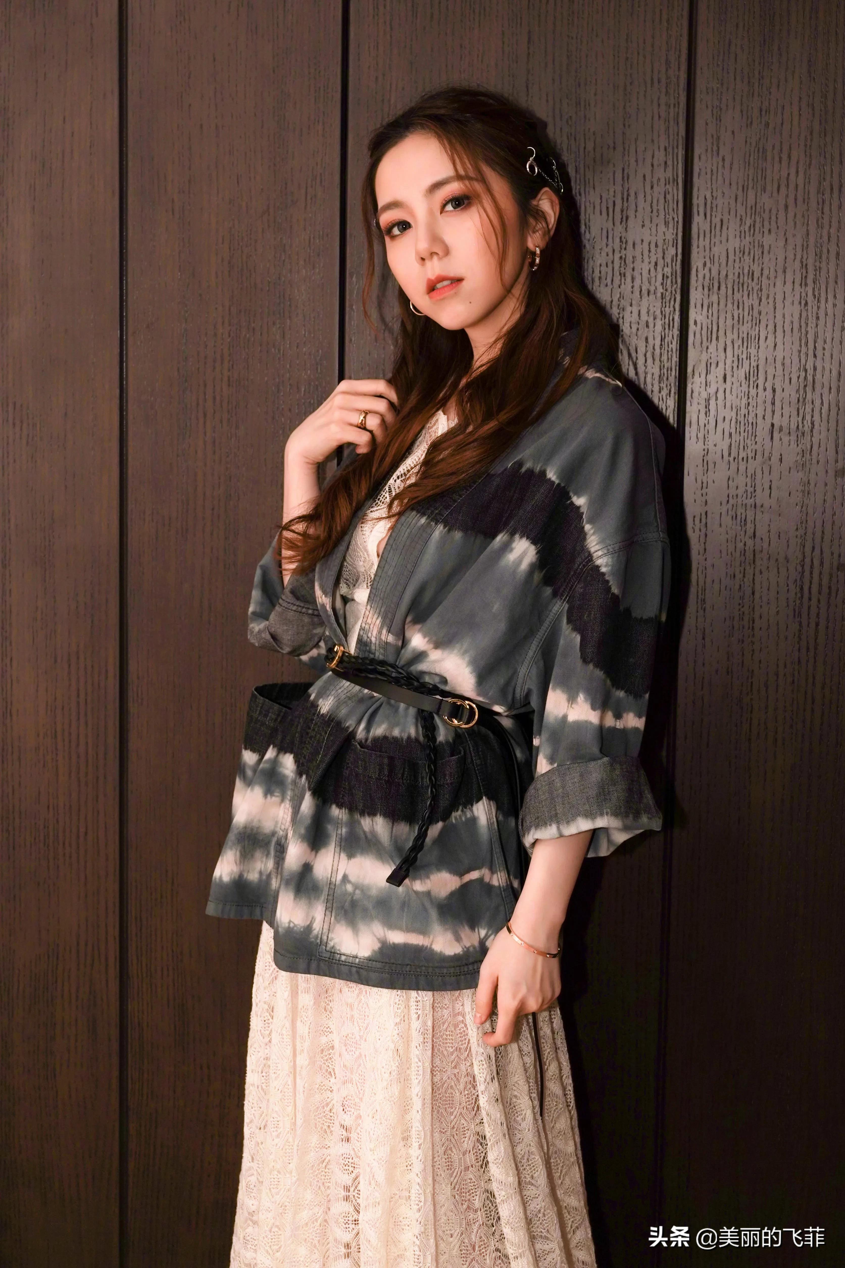 邓紫棋穿皮裤唱歌,邓紫棋穿裙子戴帽子唱歌