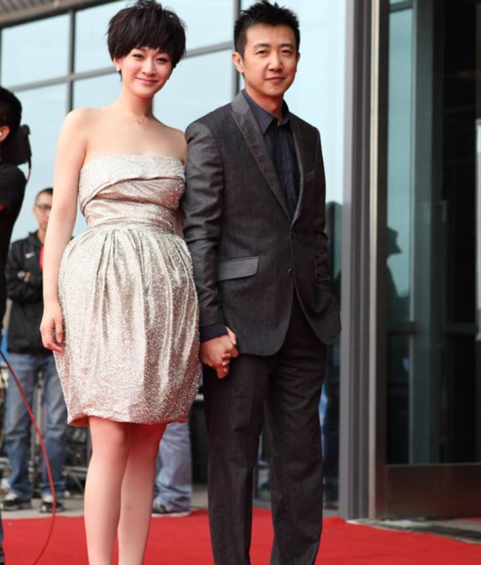 李小冉被前男友用艾滋针头抵住喉咙，当场被吓得跪地求饶！