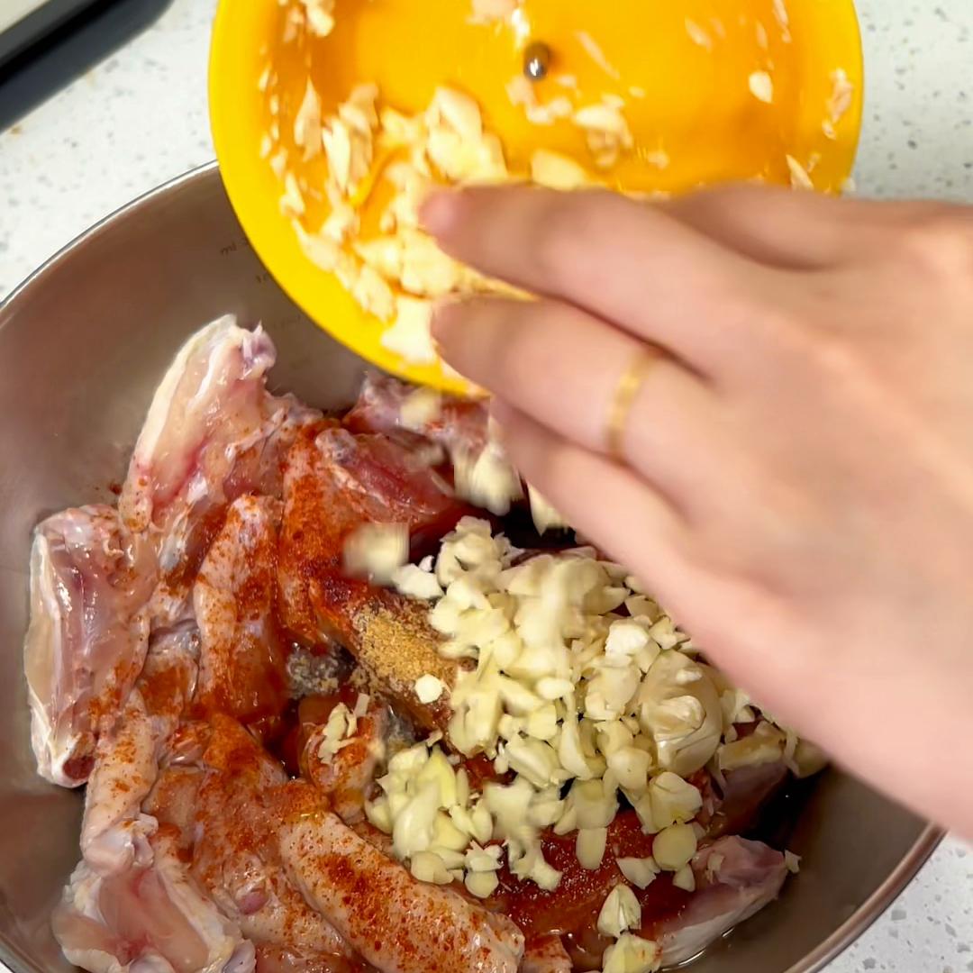 蒜香炸鸡翅的做法面包糠,美食分享蒜香炸鸡翅超好吃的做法