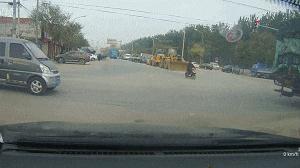 “姑娘，你知道衣服上的字是什么意思吗？”哈哈哈自信的姑娘最美