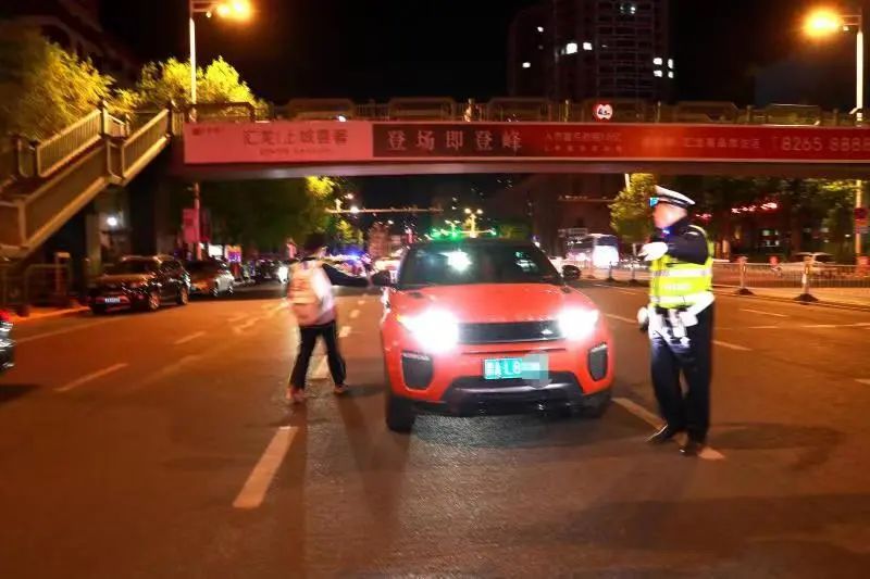 【工作落实年】护校安园保畅通，冰城交警从严规范校园周边停车秩序~送学车辆要注意这几点提示！