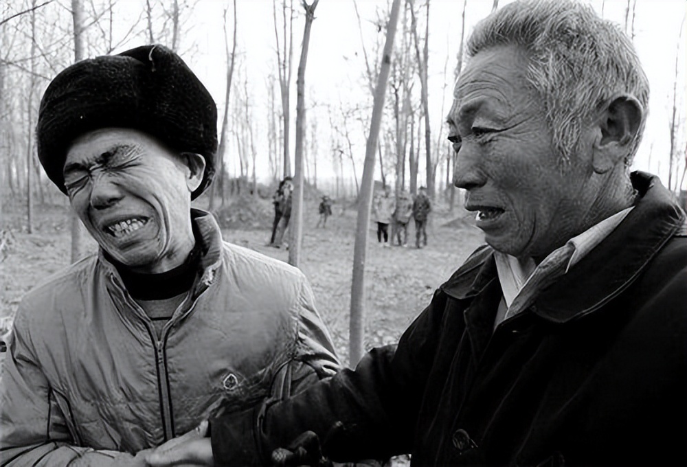 河南农民工买了件绿马甲，被误判13年，差15天刑满却被无罪释放