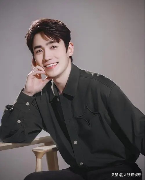 穿黑衣服的帅哥明星,10大穿白衬衫最好看的男明星