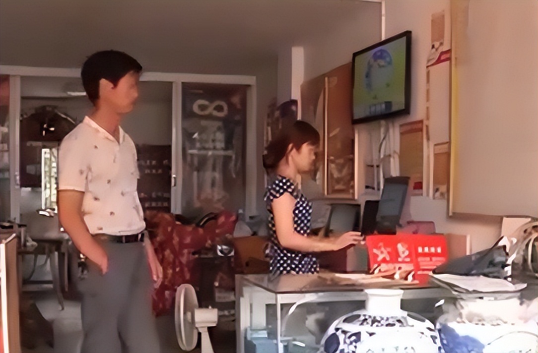 神秘男子一天买几万彩票中了不领,传奇故事神秘男子每天买上万彩票