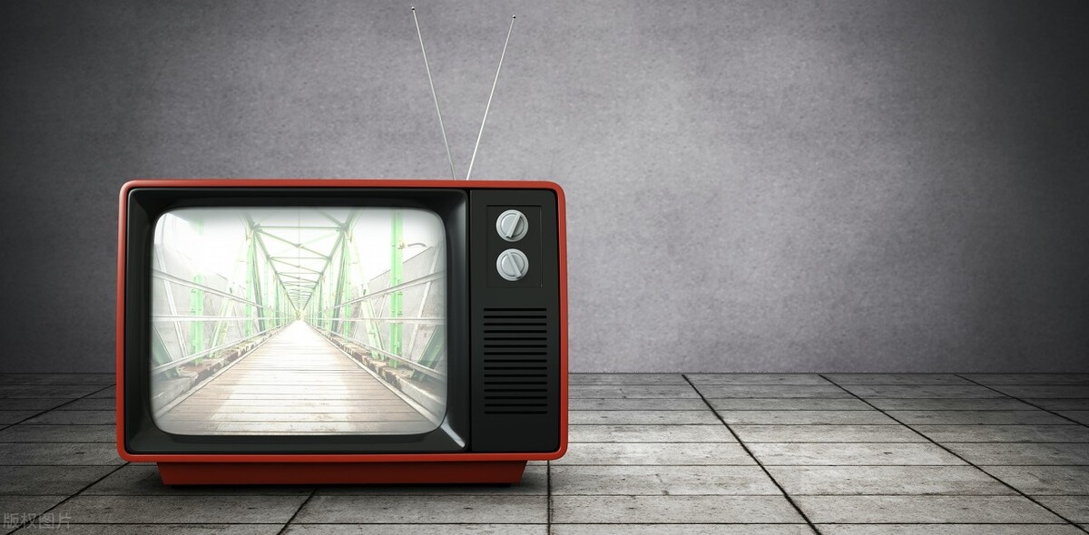 电视机挂墙上好还是放电视柜,电视机挂墙上应该注意哪些东西