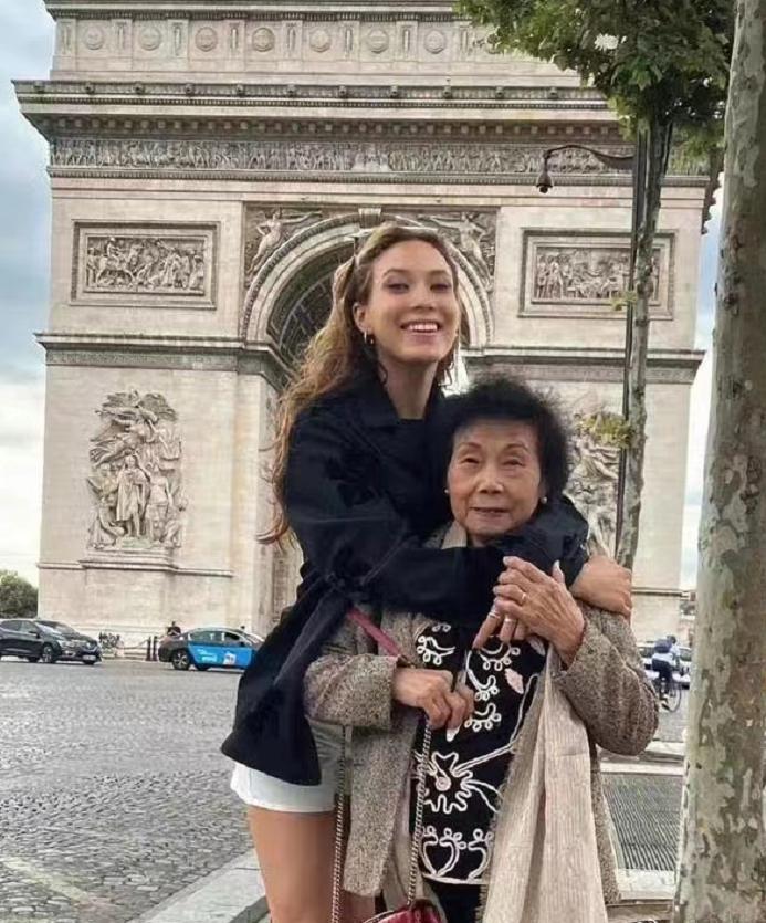 谷爱凌晒与奶奶合照一双绣花鞋,谷爱凌奶奶全集视频