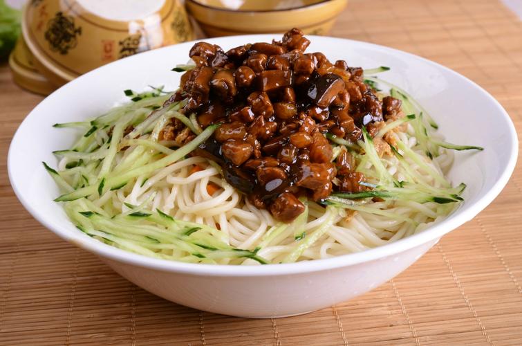 天冷做面条的方法和技巧,冬天面条的神仙吃法酸辣拌面