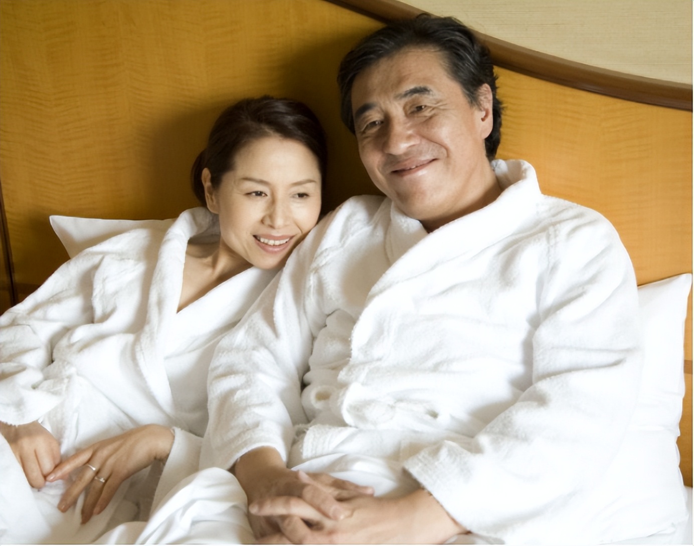 女子翻看老公手机，发现有一个幼儿园群，可儿子已经上高中了