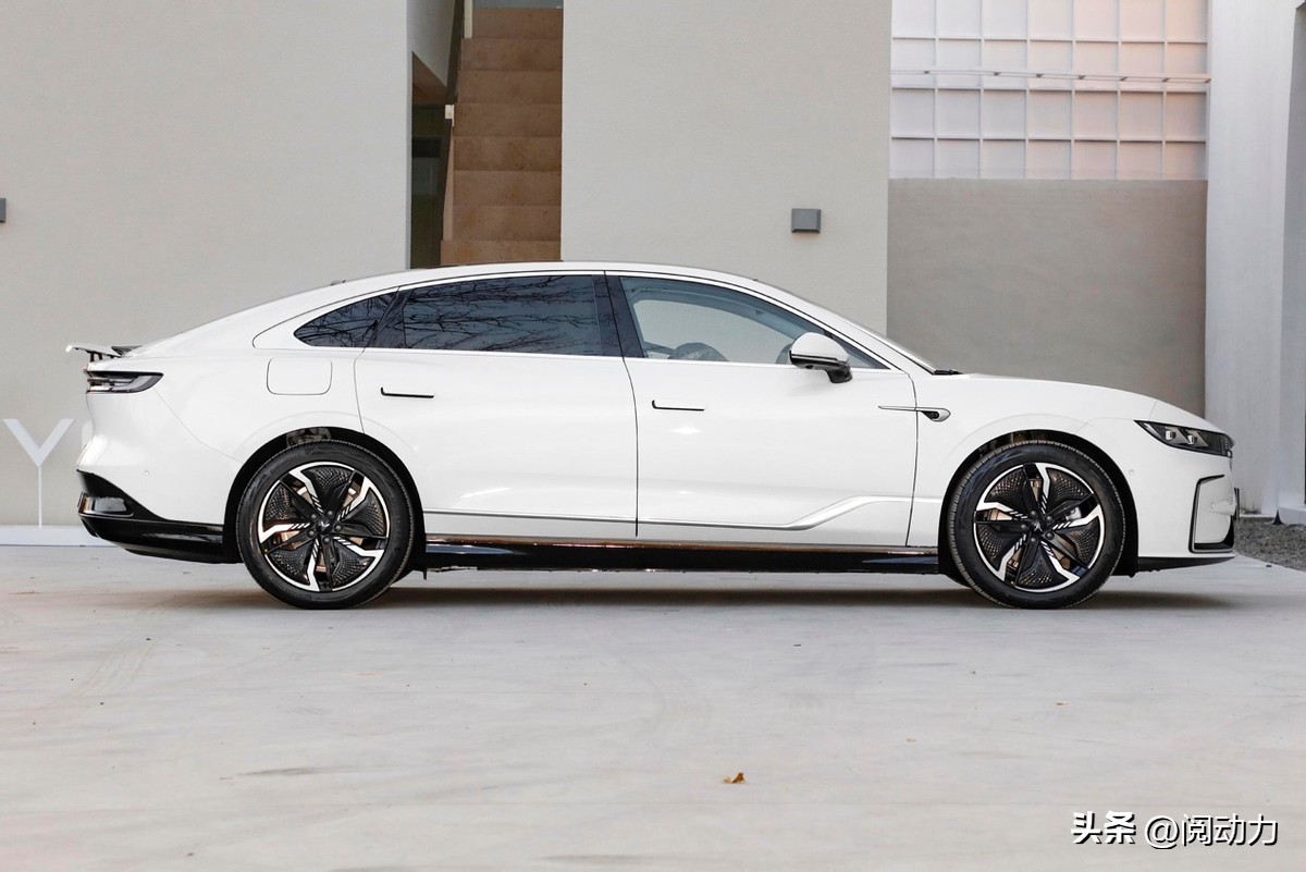 同为宝藏车型，岚图追光与极氪001，谁更适合年轻夫妻？