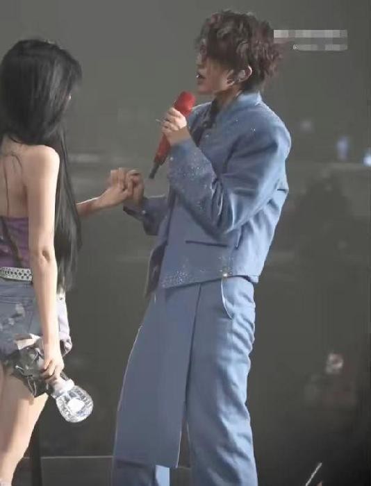 最新！C女士姓氏和年龄被曝出！蔡徐坤塌房，原来一切早有迹可循