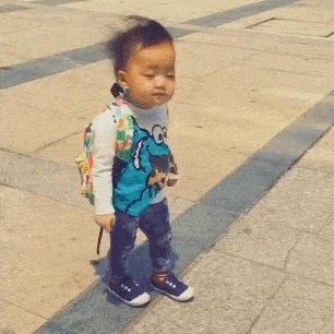 “旁边女生裤兜里的东西要掉了，该怎么提醒她呢？”哈哈哈哈哈