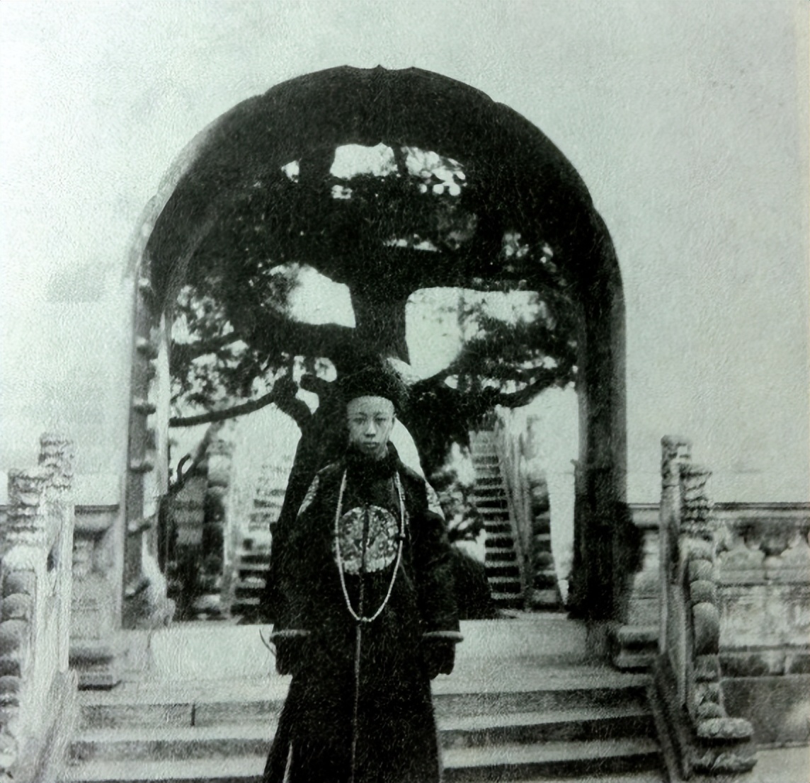 溥仪被杜聿明邀请进古宫,杜聿明和溥仪参观故宫