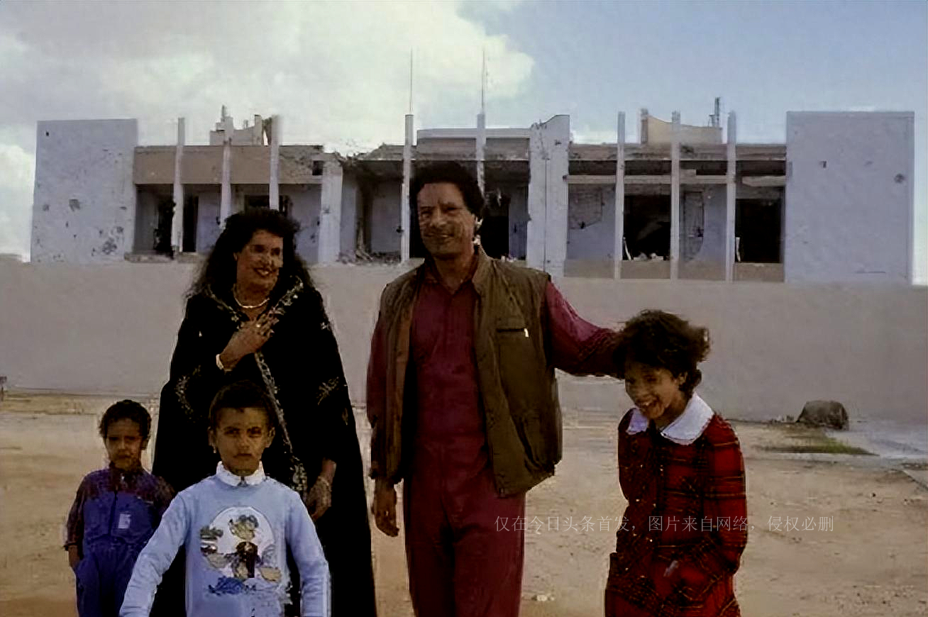 卡扎菲被抓住之后被暴打,卡扎菲被拖出来