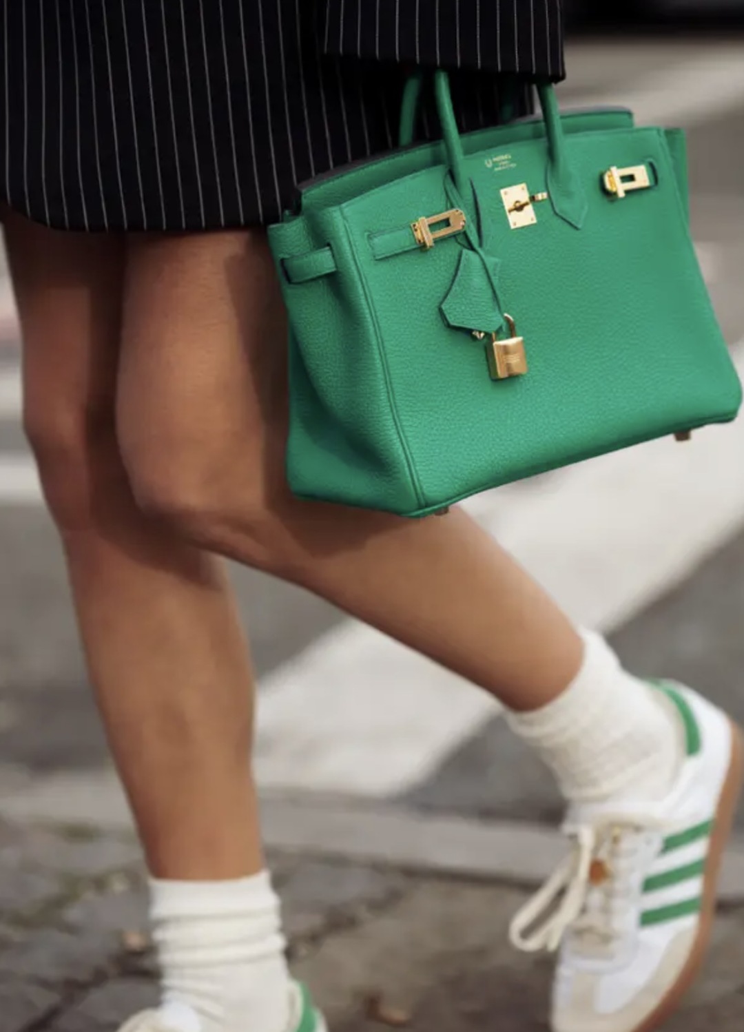 亚裔小哥花400刀手工制*爱作**马仕包送女友，网友为此吵翻！