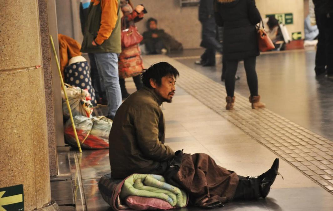 君山镇唯一的乞丐,失去双亲四处流浪,为什么没有生活的烦恼?