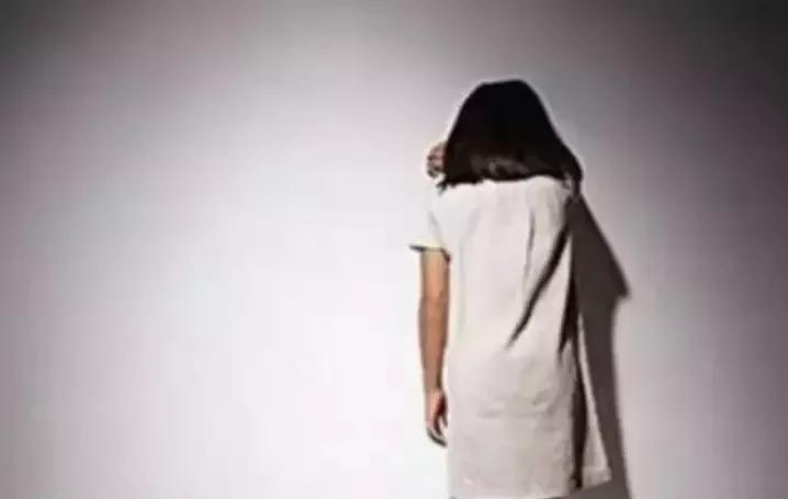 12岁女孩被继父侵犯,单身带着女儿的妈妈该不该改嫁?