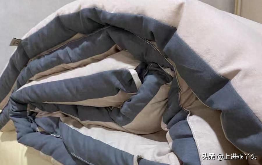 羽绒被长螨虫吗,羽绒被晾晒飞出的白色灰尘特别多