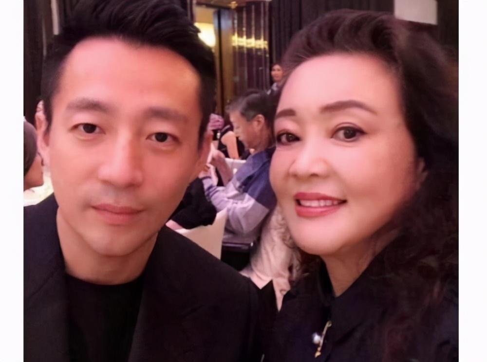 帮汪小菲打赢名画的律师团队,汪小菲给大s剥虾被张雨绮怒怼