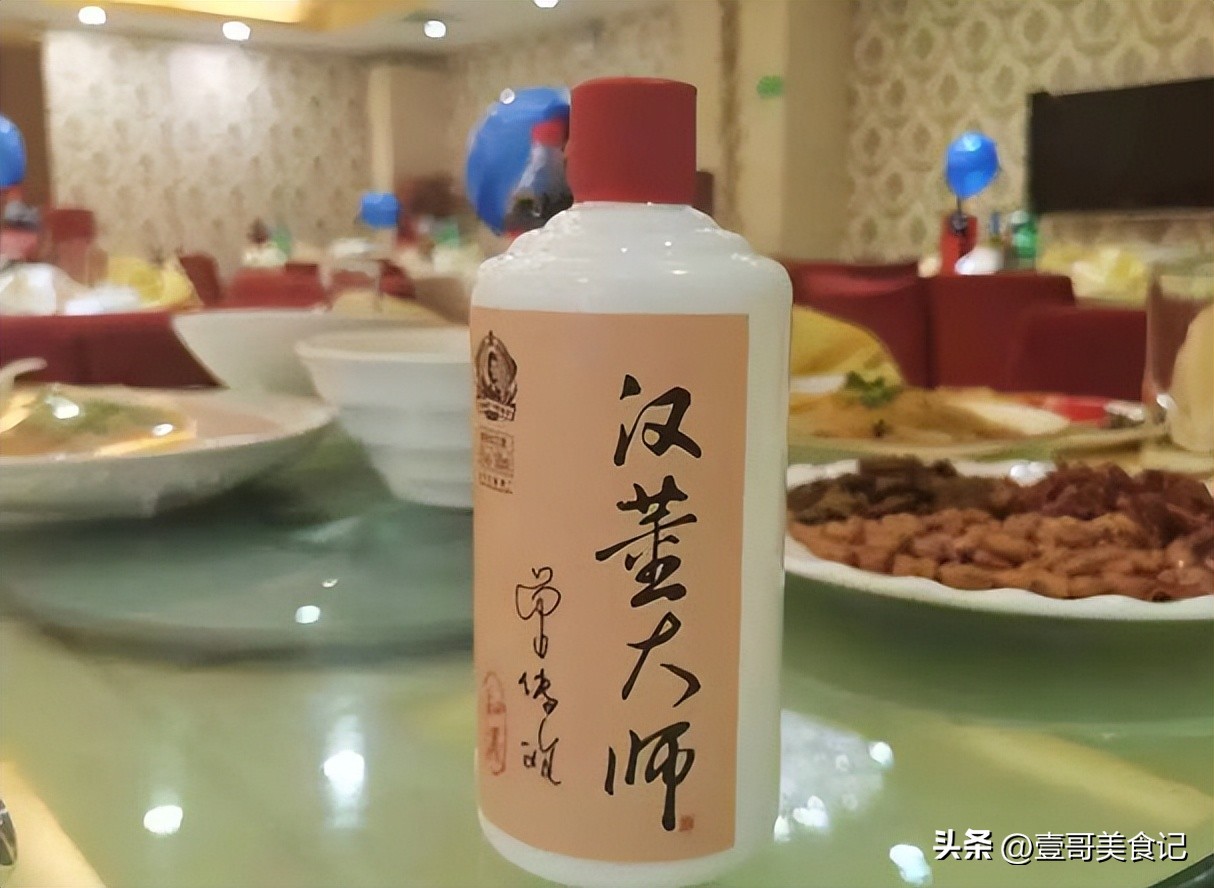 街边烟酒店没顾客为何越开越多,大街上的烟酒店生意是靠什么来