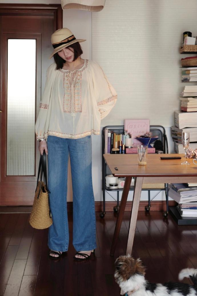 夏天穿蓝色系穿搭,别穿一身黑了试试浅色系穿搭