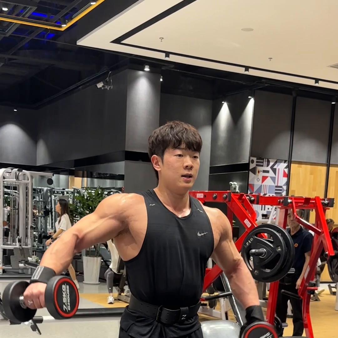 哑铃杠铃肩部训练计划,完整肩部训练计划