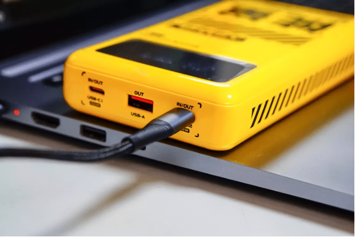 户外笔记本电脑充电的充电宝,大容量可充笔记本移动电源